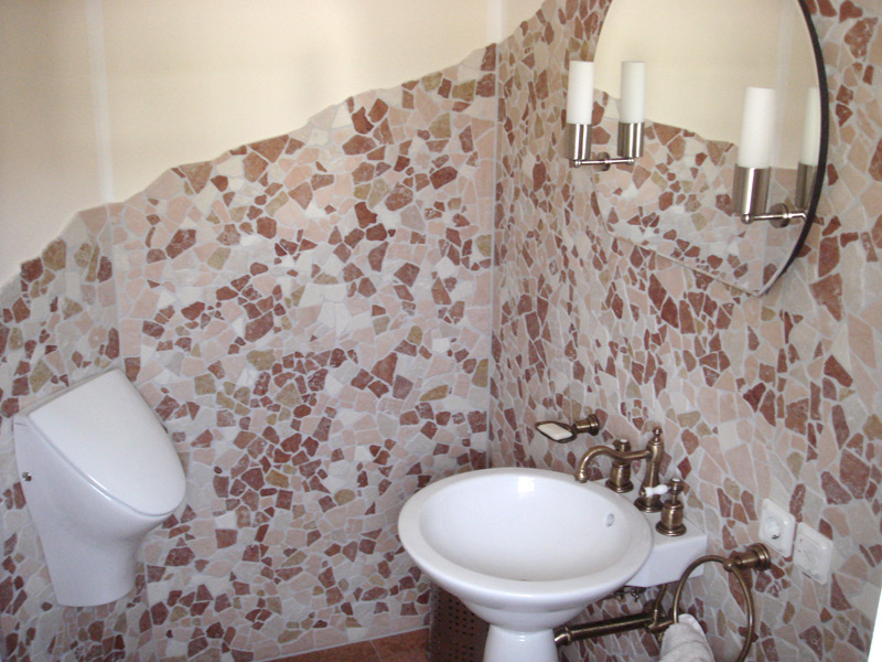 Gäste-WC mit Antikmarmor gemischter Sorten - Detailansicht