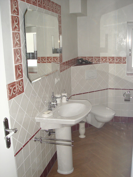 Klassisches Bad Spiegel mit Bordüreneinrahmung